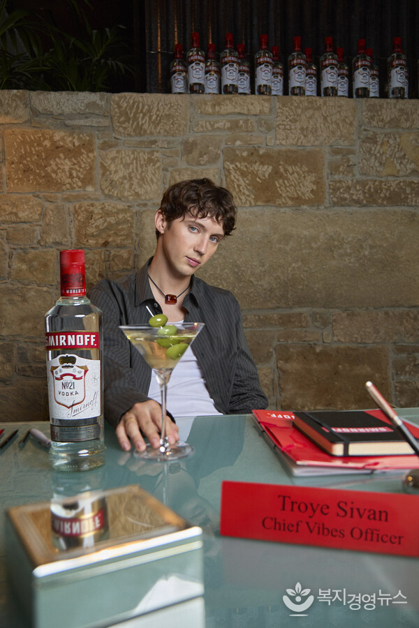 Global pop sensation, Troye Sivan, gives fans a tour of Smirnoff Vibes HQ