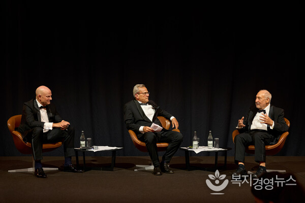 On stage at The Dolder Grand (L–R): Daniel Weitmann, R. James Breiding (moderator), and Professor Joseph Stiglitz in a conversation on systemic risk, currency trust, and private-wealth sovereignty.Photo: Magnus Maarding