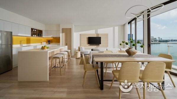 PARKROYAL Serviced Suites Hanoi - Three-bedroom serviced suite overlooking the West Lake