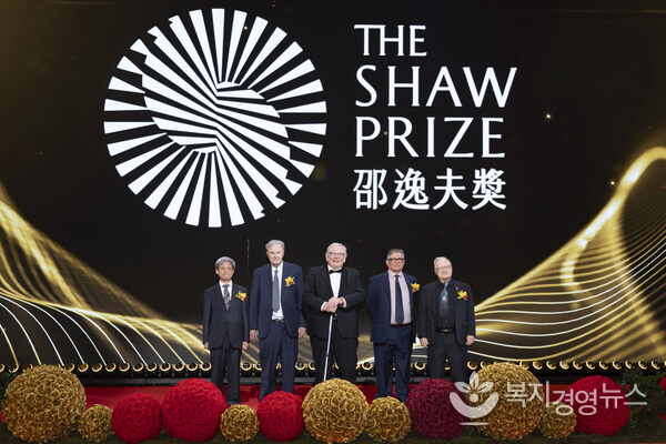 (From left to right) Professor Kenji Fukaya, Professor Wolfgang Baumeister, Professor Reinhard Genzel, Professor George Efstathiou and Professor John Richard Bond at the Shaw Prize Award Presentation Ceremony 2025.