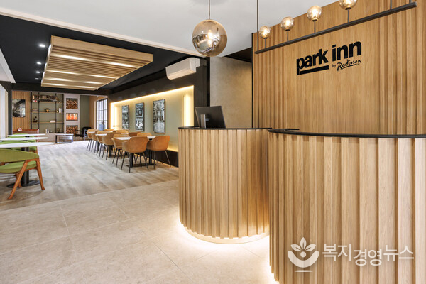 Park Inn by Radisson Melbourne Carlton _ lobby