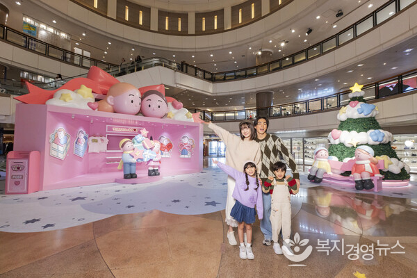 하버시티의 《Threads of Love》 인스톨레이션에서는 Sundae Kids의 거대한 핑크 선물 하우스 《This is for You》와 몽환적인 《Cloud-Kissed》 크리스마스 트리를 함께 만나볼 수 있습니다.