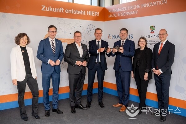 Representatives from business, research, and politics at the symbolic handover of the keys for the future NOVARTIS production site in Halle/Saale