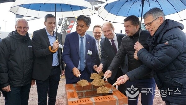 Groundbreaking ceremony for the new production hall in Halle (Saale)