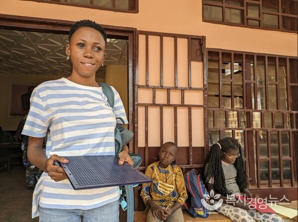Urielle stands in front of the Education Cannot Wait-supported Training Centre for Children with Vision Impairments. © UNICEF CAR/Jose Carlos Rodriguez