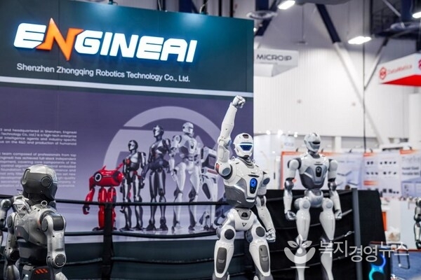 T800, a full-scale, high-efficiency universal humanoid robot making its global debut.
