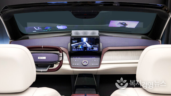 One-stop solution – production-ready holographic windshield displays for OEMs.