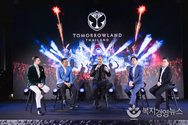 Right to Left: NAT KRUTHASOOT Deputy Governor for Tourism Products and Business, Tourism Authority of Thailand (TAT), Mr Rachata Thunyavuthi, WEAREONE.world Thailand Board Member, MR. Bruno Vanwelsenaers, CEO, WEAREONE.world, MR. ADIRAKE UNOSOT Deputy Governor of Chonburi Province, Representative of the Governor of Chonburi Province, MR. LAURENT DE GREEF, First Secretary, Embassy of the Kingdom of Belgium