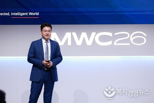 Bob Chen, President of Huawei Optical Business Product Line, is unveiling Next Generation Optical Network products and solutions